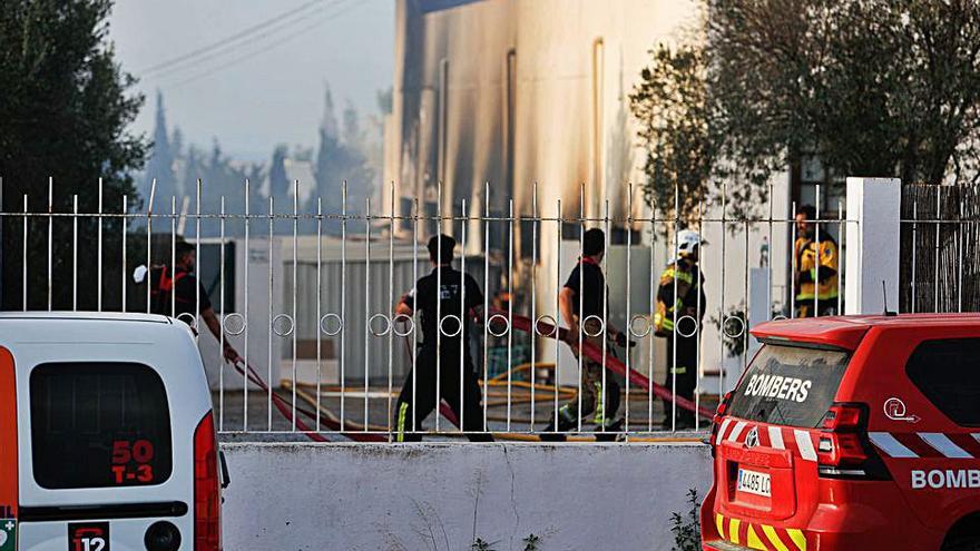  Los bomberos usaron camiones y vehículos de autoescalera.  | FOTOS DE TONI ESCOBAR 