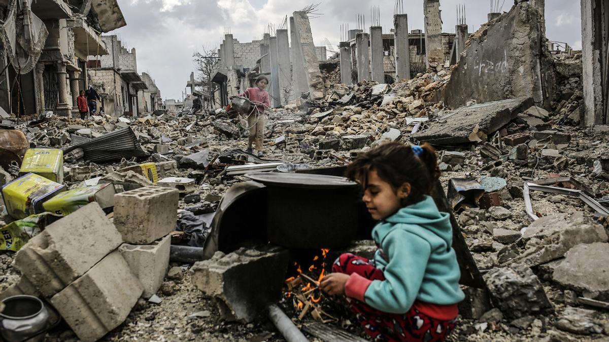 Una niña kurda entre las ruinas de Kobani, en marzo del 2015.