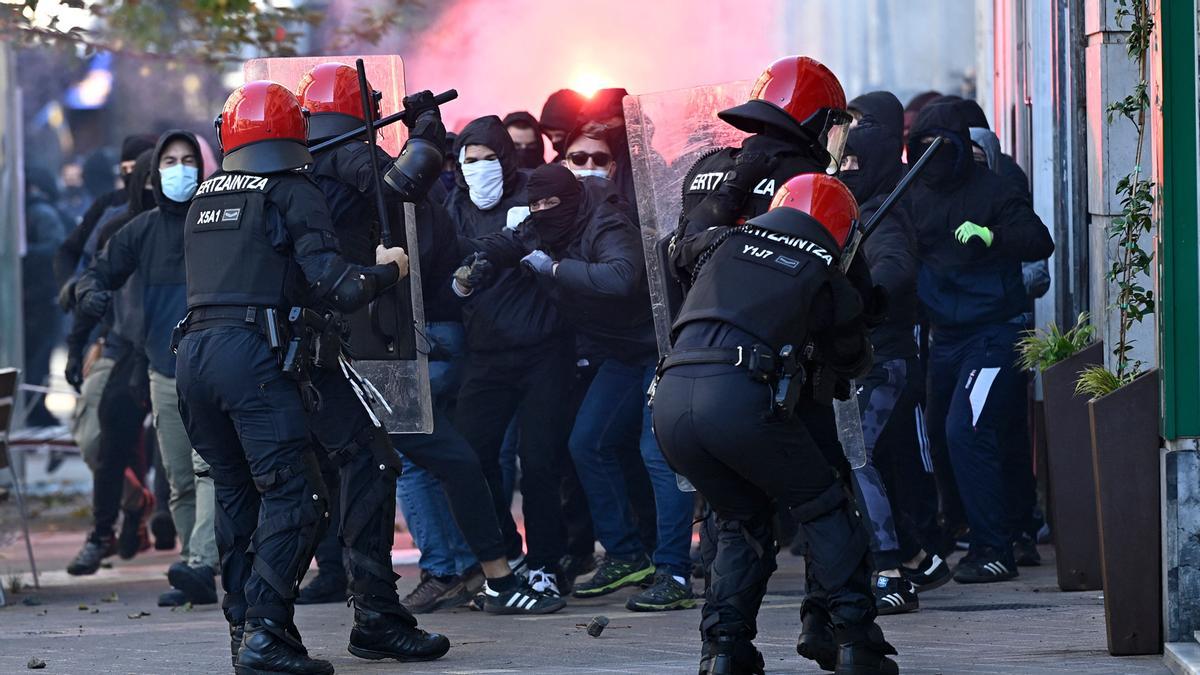 Graves disturbios por una concentración de La Falange en Vitoria