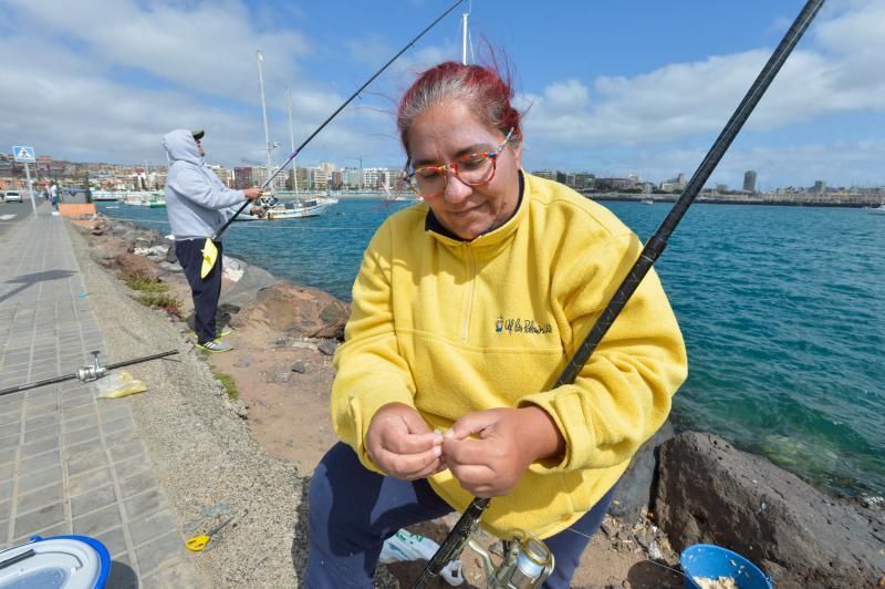 Pescadores de caña en el Muelle Deportivo