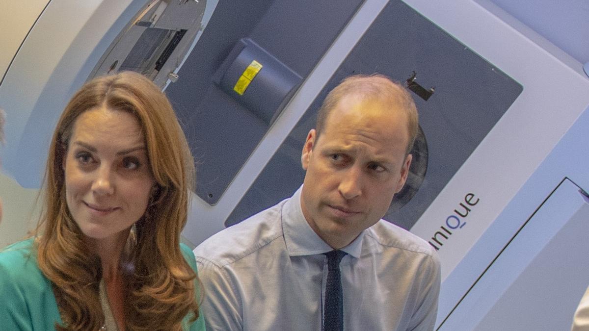 Kate Middleton y Guillermo en una visita a un hospital