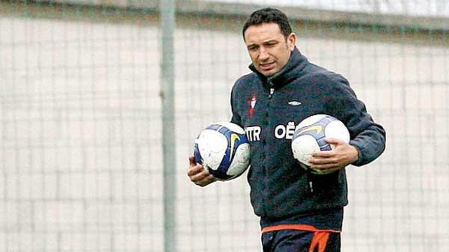 Eusebio Sacristán, técnico del Celta, durante un reciente entrenamiento en Balaídos.