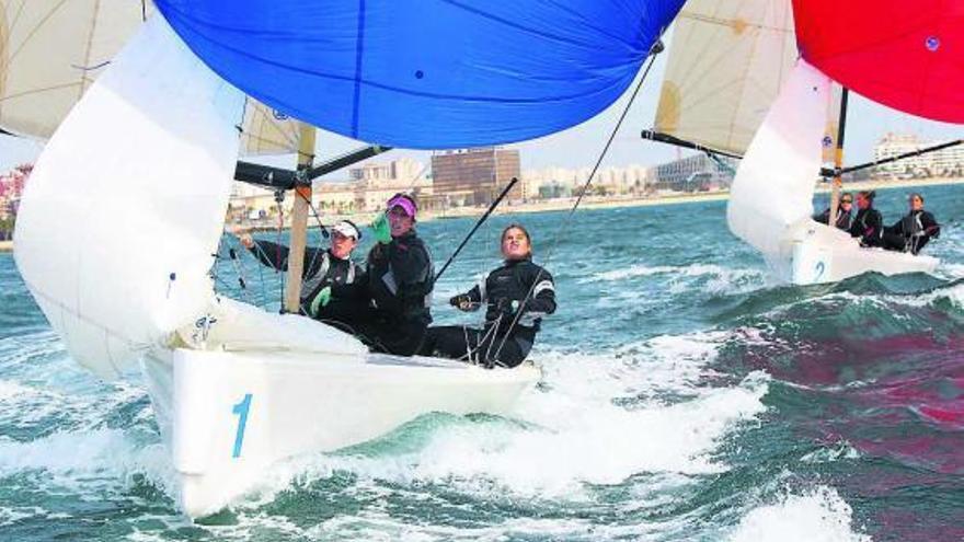 Echegoyen, Pumariega y Toro, por delante del otro barco español de Match Race patroneado por Silvia Roca.