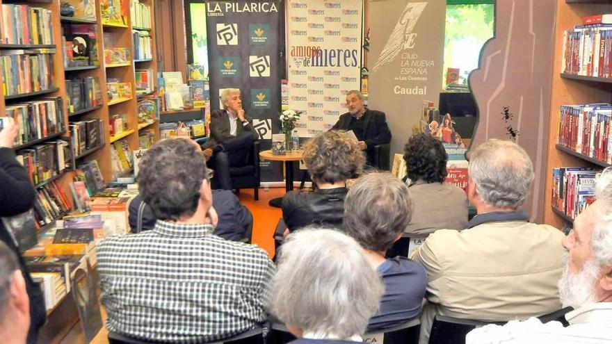 Francisco González Orejas y José Luis Argüelles, en la presentación de &quot;El calcetín de Hegel&quot;.