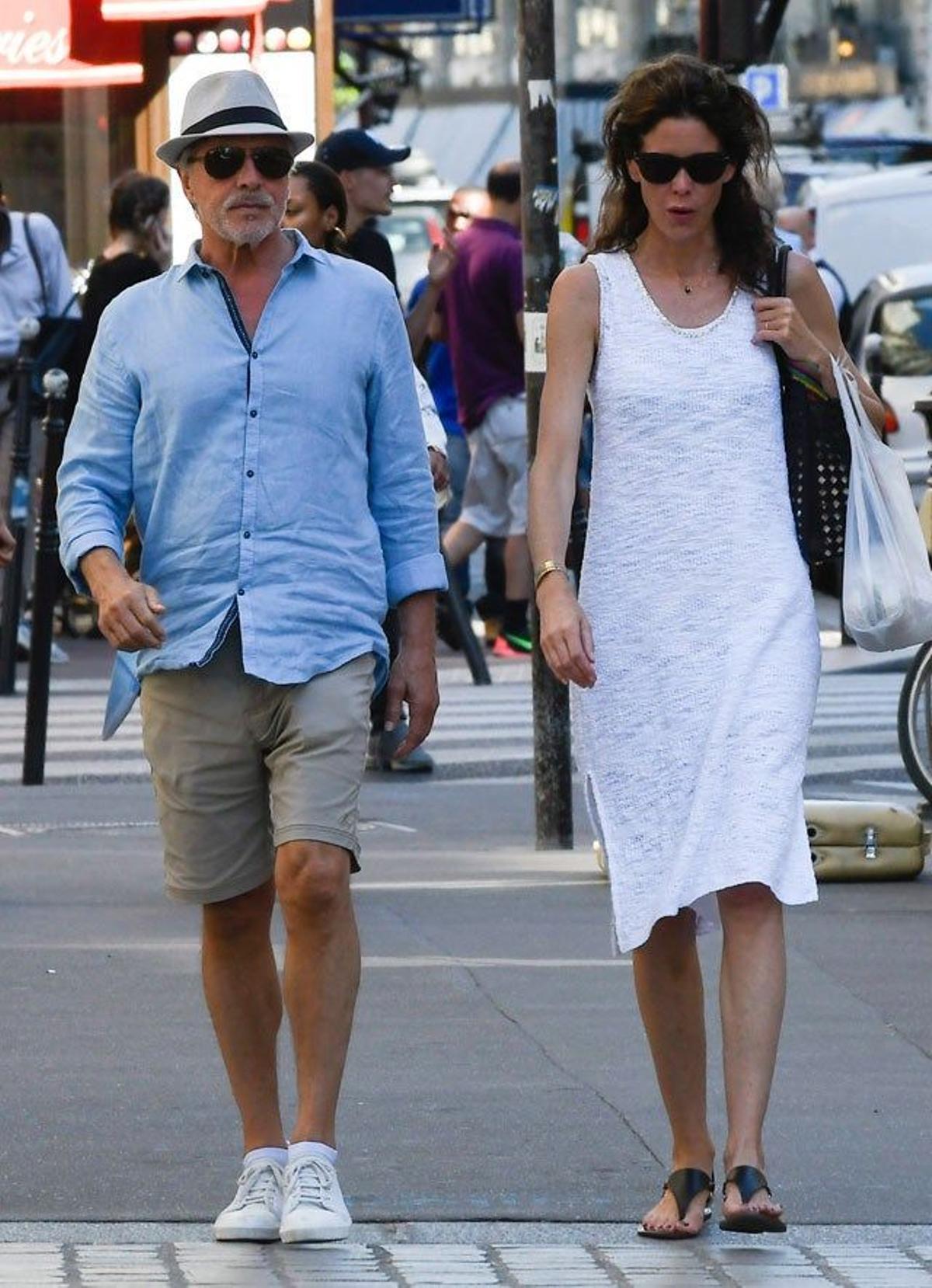 Don Johnson de compras por París con su mujer