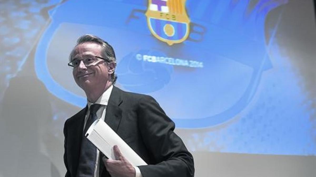 Faus abandona  la sala de prensa del Camp Nou, ayer, tras  su exposición.