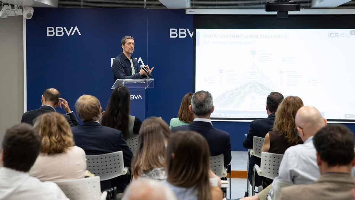 Vicenç Acuña, director del Institut Català de la Recerca de l’Aigua, durante su ponencia.