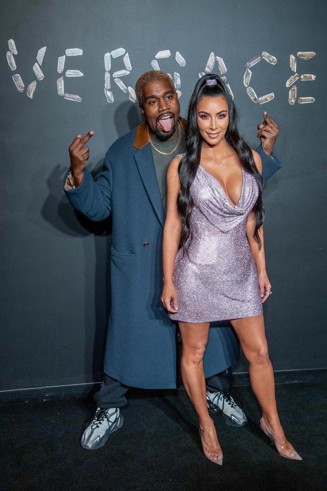 Kanye West y Kim Kardashian posan en el photocall del desfile pre-fall de Versace