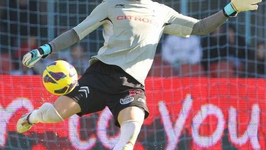 Varas saca de portería en un partido en Balaídos. // Ricadro Grobas
