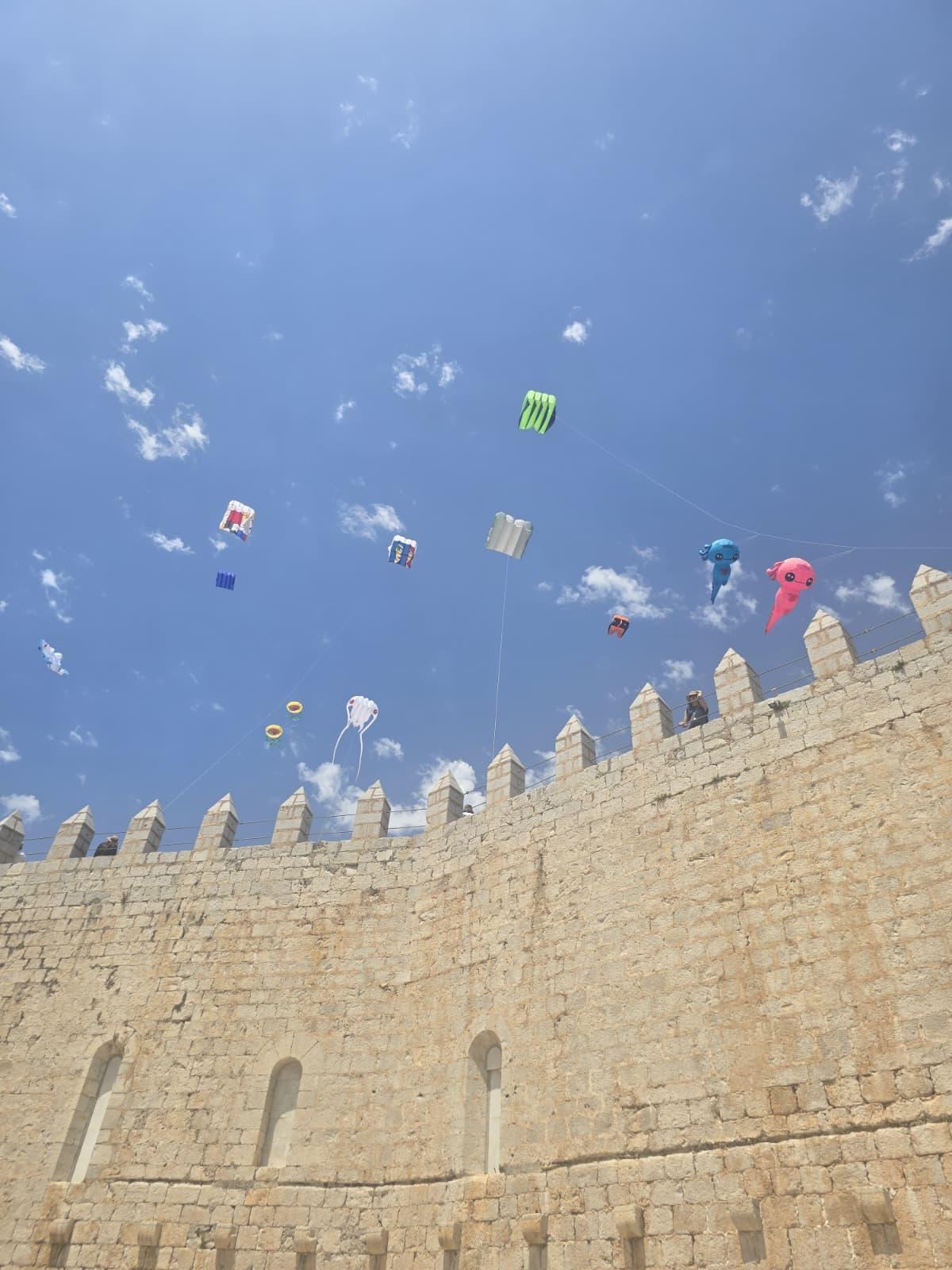 Cometas del Festival del Viento inundan el castillo de Peñíscola