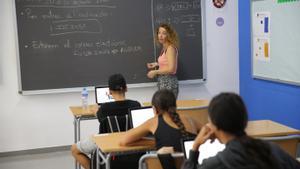 Una docente dando clase en un instituto escuela catalán este curso. 