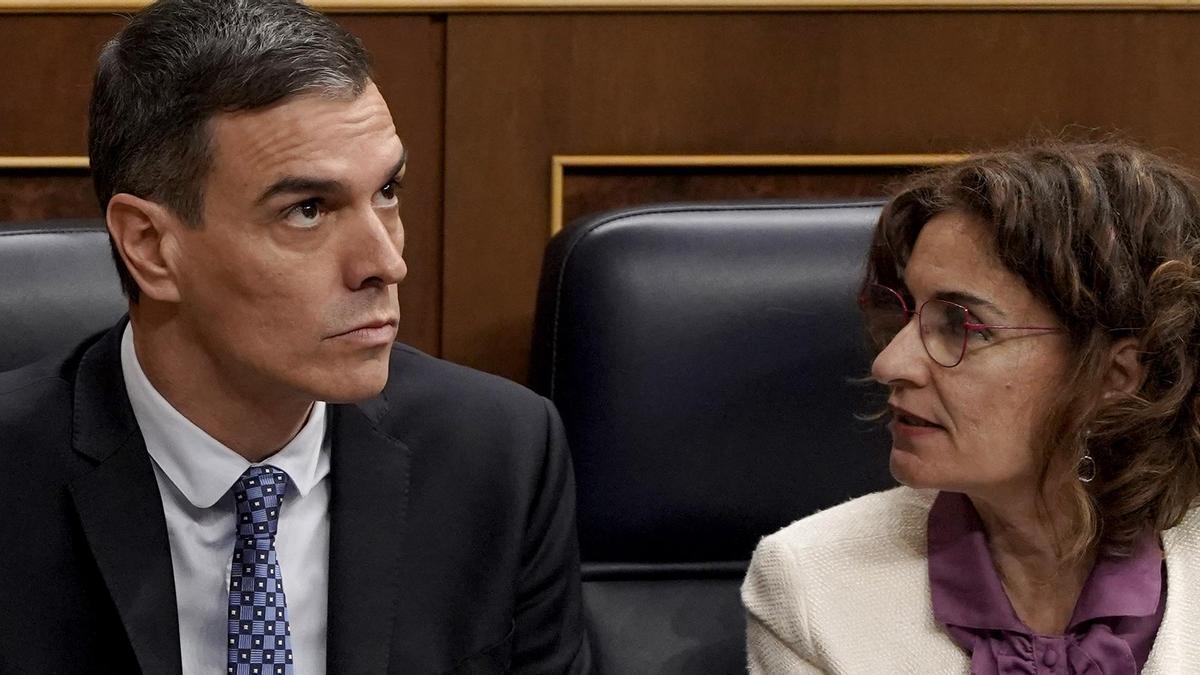 Pedro Sánchez y María Jesús Montero durante el debate de la ley de amnistía en el Congreso.