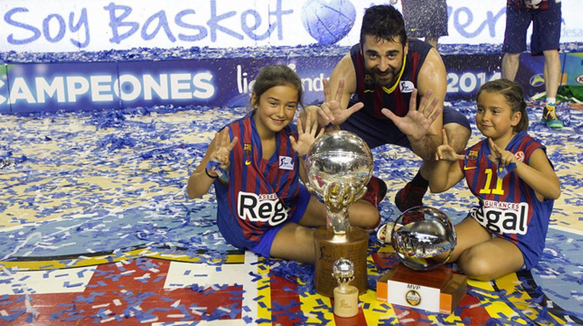 Juan Carlos Navarro posa amb les seves filles i amb els trofeus de la Lliga Endesa i de MVP de la final. Juan Carlos Navarro posa amb les seves filles i amb els trofeus de la Lliga Endesa i de MVP de la final.
