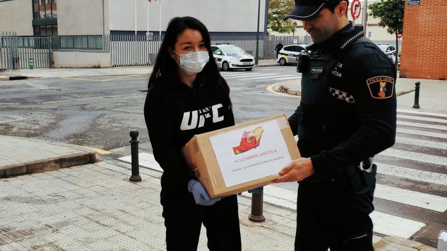 Una ciudadana china tras acudir a donar mascarillas y geles a la Policía Local de Benicalap.