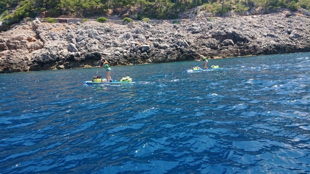 Dos mujeres dan la vuelta a Mallorca en 'paddle surf' con fines solidarios