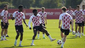 El Girona entrena antes de volar hacia París para debutar ante el PSG en Liga de Campeones