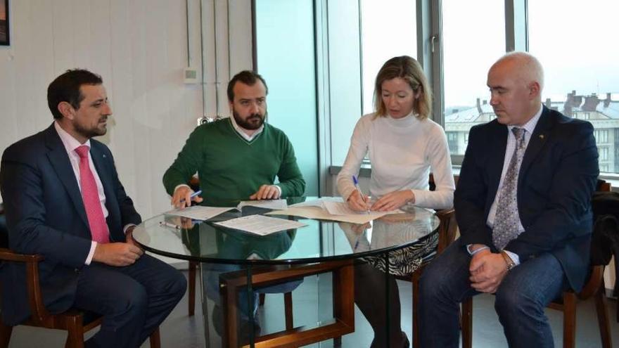 Rafael Cuiña Aparicio y María Carmen Fernández Penas, junto a miembros de Abanca, durante la firma del convenio de patrocinio que tuvo lugar ayer en el despacho de la Alcaldía de Lalín.