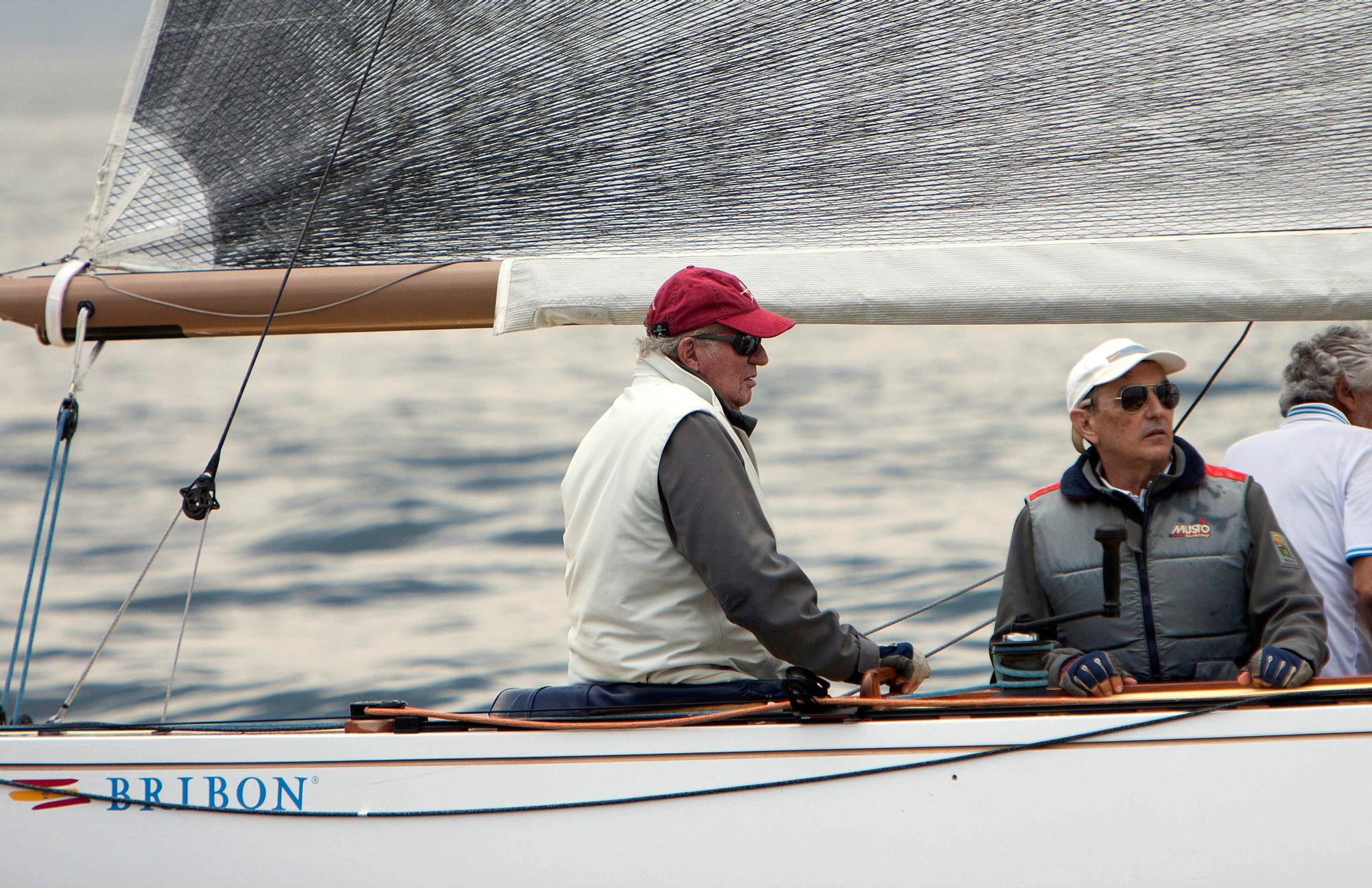 El rey emérito Don Juan Carlos y el regatista Pedro Campos Calvo-Sotelo, a bordo del Bribón, durante la regata Almirante Rodríguez-Toubes que se celebra en aguas de la Ría de Pontevedra y está organizada por el Real Club Nautico de Sanxenxo.-EFE/Salvador Sas