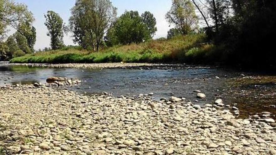 La llera del riu Segre al seu pas per Isòvol aquesta setmana, amb 0,6 metres cúbics per segon. Les zones de pedres permeten travessar-lo