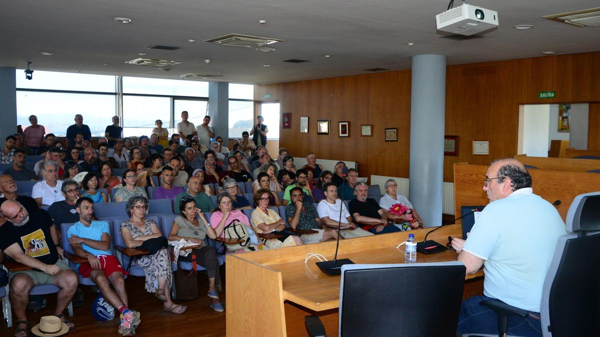 Un momento de la charla de Antonio Turiel, con el salón de plenos del Concello de Cangas lleno de público.