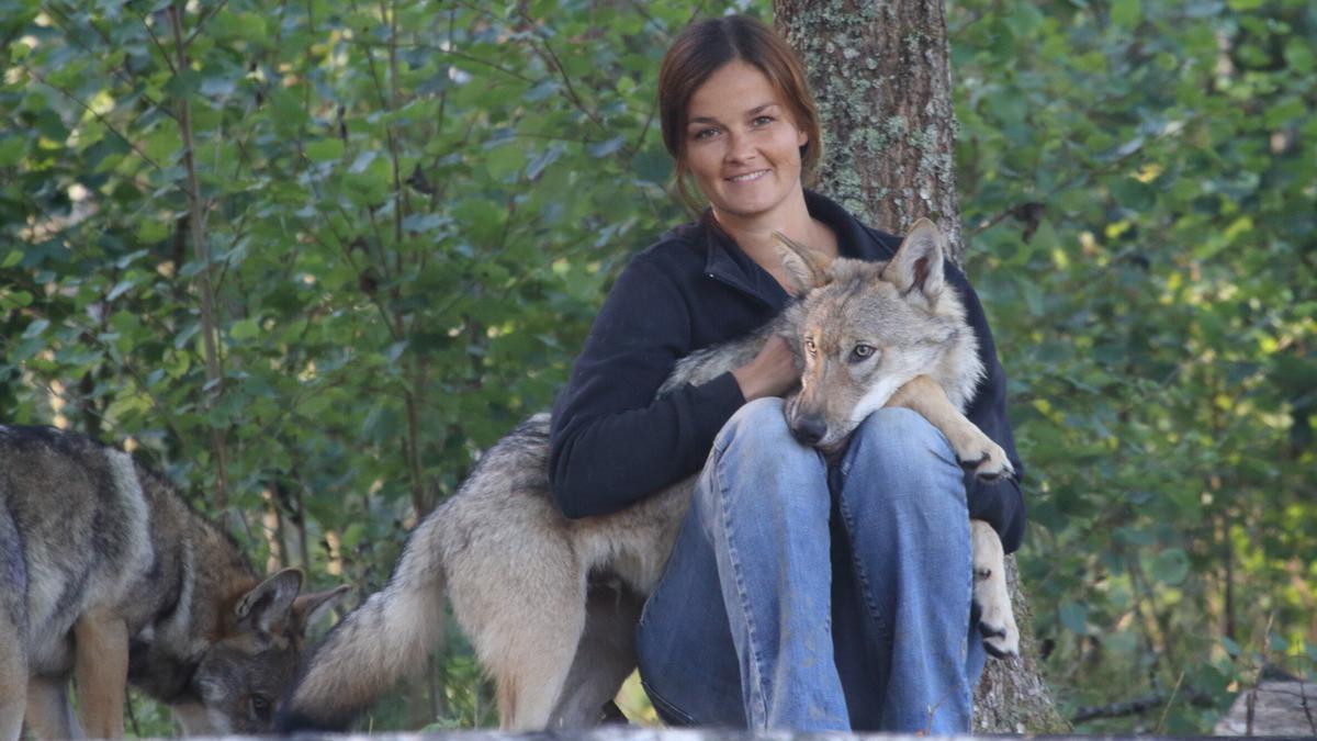 La autora del estudio, con uno de sus lobos