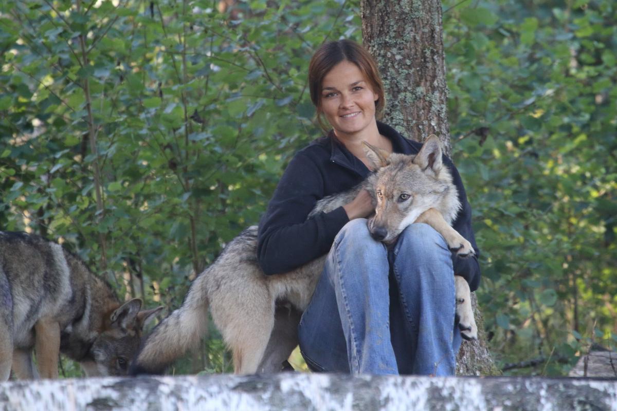 La autora del estudio, con uno de sus lobos