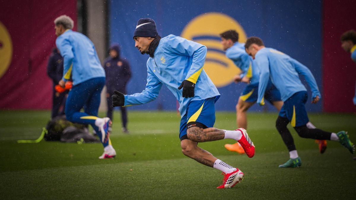 Raphinha y Flick: una charla en el entrenamiento