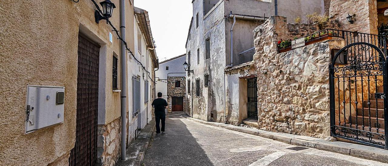 Una calle de la localidad alicantina de Tollos en El Comtat. |