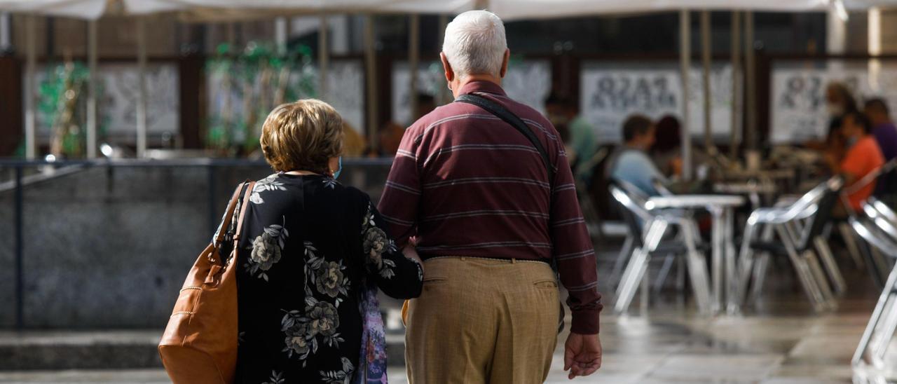 Dos personas caminan por la calle