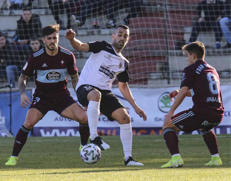 Las imágenes del duelo entre extremeños y gallegos en el Estadio Romano, que terminó con goleada celeste (1-4)