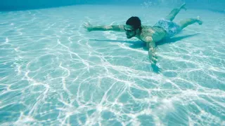 Consejos para cuidar tu salud también en verano: otitis, medusas, golpes de calor...