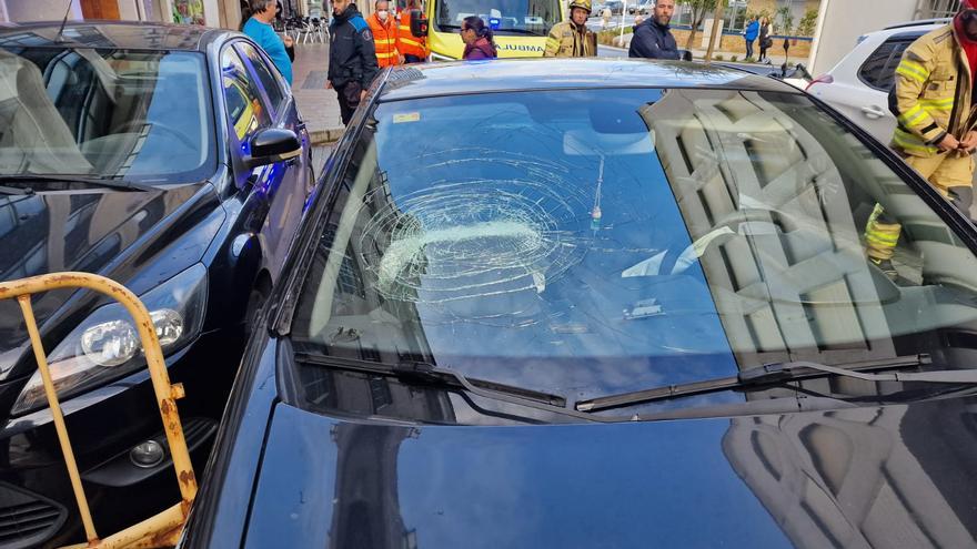 Una conductora choca con una farola y minutos después daña varios coches aparcados en Portonovo
