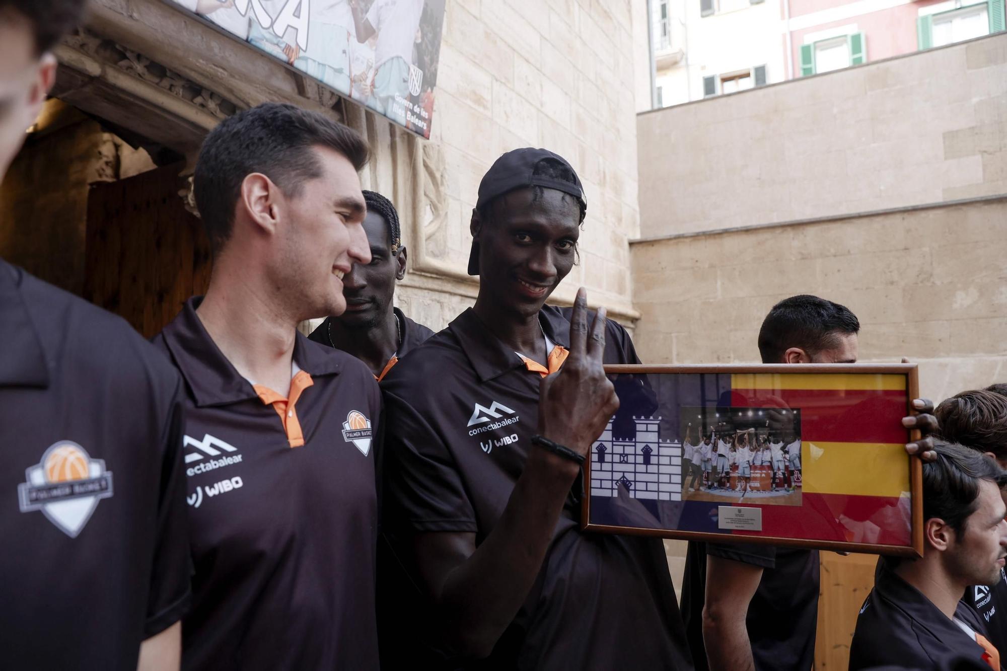 La celebración del ascenso del Palmer Basket en el Consolat de Mar.