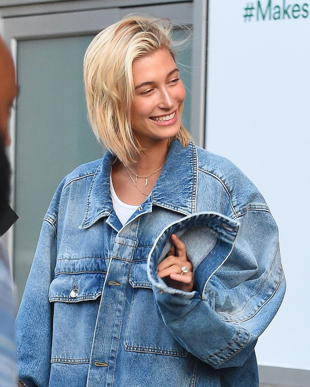 Hailey Baldwin con maxicazadora vaquera