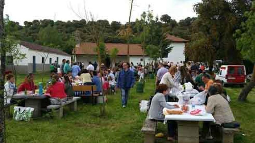 Vecinos almorzando en la pradera que rodea la ermita.