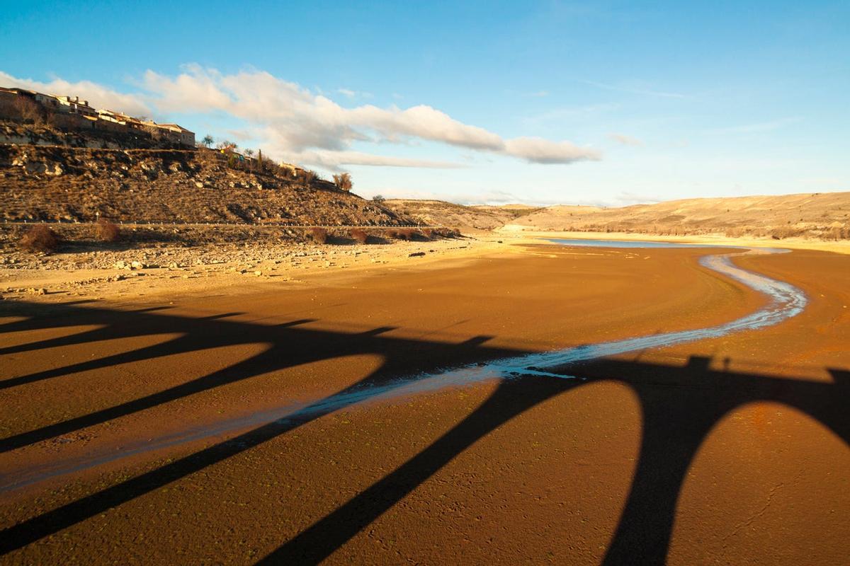 El Pantano de Linares durante las sequías deja una imagen espectacular