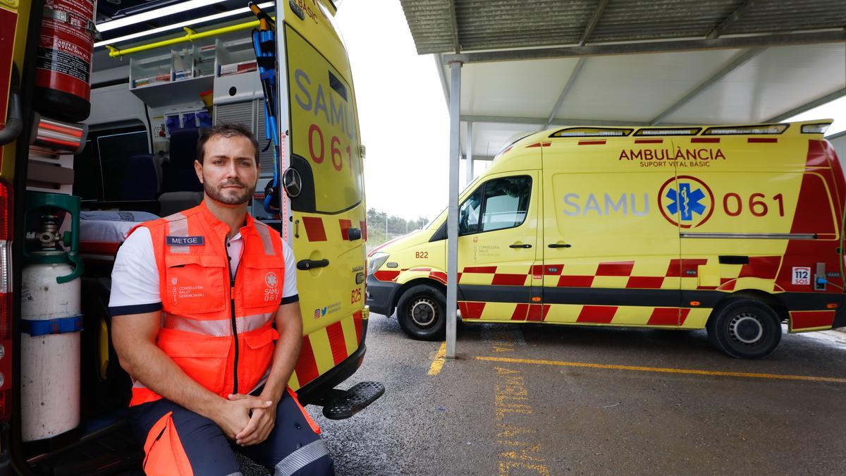 Santaliestra posa junto a dos de las ambulancias del servicio.