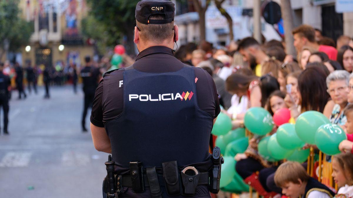 Un agente de la Policía Nacional durante un servicio preventivo en las fiestas de Elda.