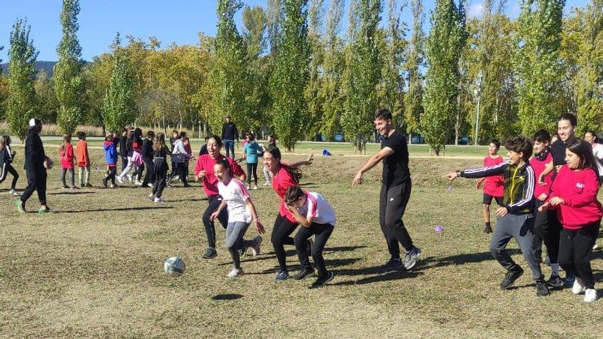 Un grup de joves realitzant una activitat esportiva organitzada pel Consell Esportiu del Pla de l'Estany.