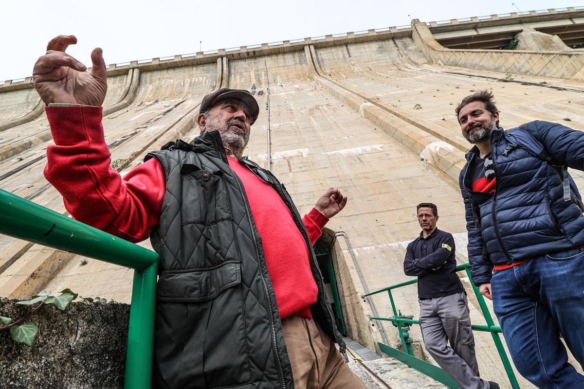A la izquierda Pepe Antón, de la CHJ, explica el funcionamiento de la presa de Guadalest