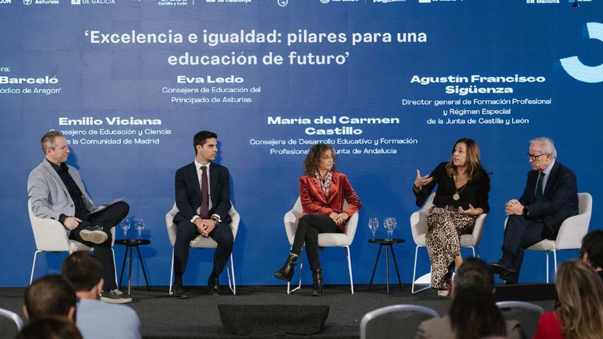 D’esquerra a dreta, Ricardo Barceló (‘El Periódico de Aragón’), junt amb els consellers Emilio Viciana (Madrid), Eva Ledo (Astúries), María del Carmen Castillo (Andalusia) i Agustín Francisco Sigüenza (Castella i Lleó), ahir. | ALBA VIGARAY