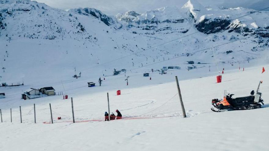 La estación de Candanchú lanza una oferta de empleo para la nueva temporada de esquí
