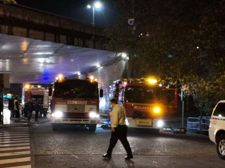 Las imágenes del incendio industrial en el astillero de Placeres. // S. Álvarez | FdV