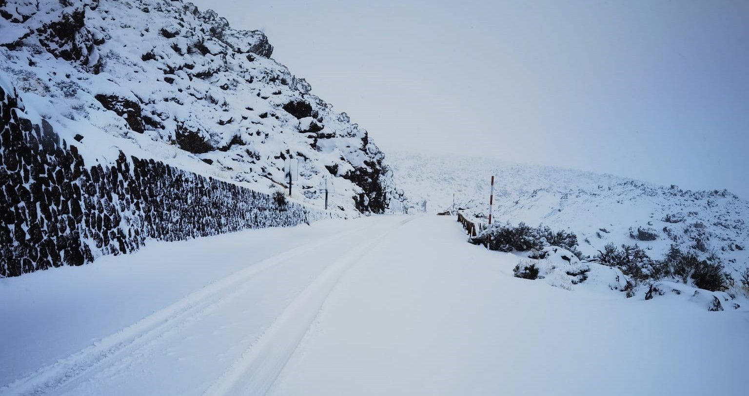 Cerrados todos los accesos al Teide por nieve y placas de hielo en la calzada