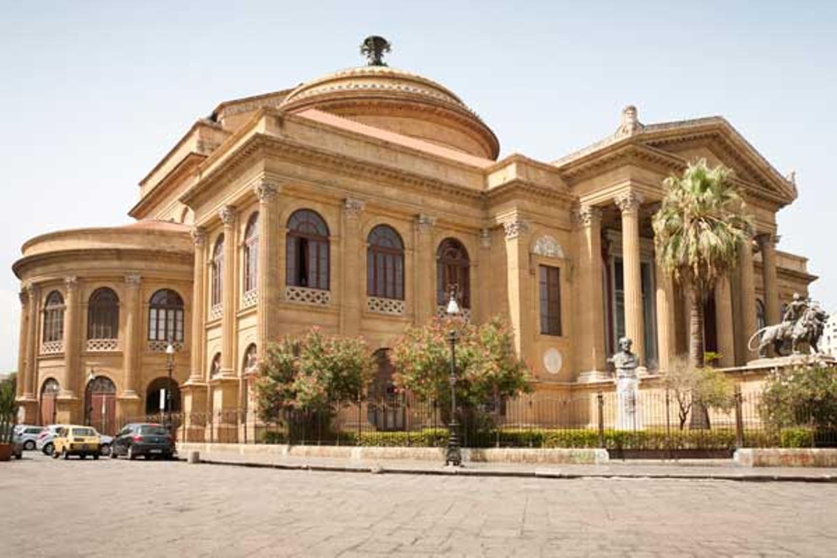 Teatro Massimo en la Plaza Giuseppe Verdi Teatro Massimo en la Plaza Giuseppe Verdi