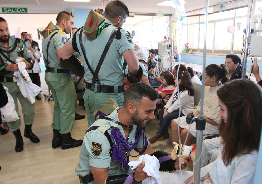 La Legión visita este Lunes Santo a los pequeños en el Materno