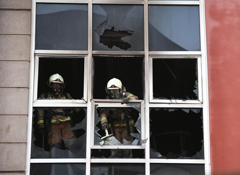 Otro hombre herido se arrojó por la ventana de un segundo piso para evitar se atacado.