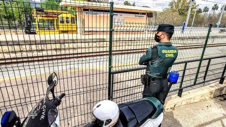 Ein Beamter der Guardia Civil an der Haltestelle in Binissalem.