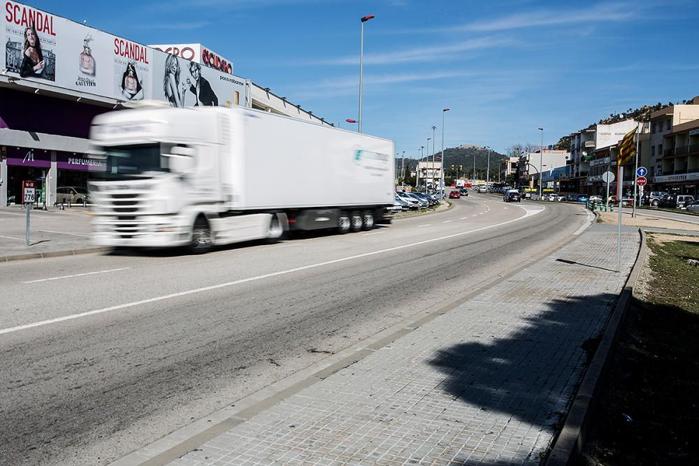 La Jonquera - N-II | Està entre les pitjor valorades de Catalunya. Els passos de vianants estan massa espaiats, hi ha manca de vorera, el transport públic és insuficient, no hi ha infraestructura per bicicletes, i l'excés de vehicles pesants genera inseguretat. Quasi el 25% dels vehicles excedeixen en més d’un 10% el límit de velocitat.