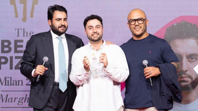 Jorge Sastre (centro) y Rafa Panatieri (derecha), de Sartoria Panatieri, en la gala de The Best Pizza Awards 2024.